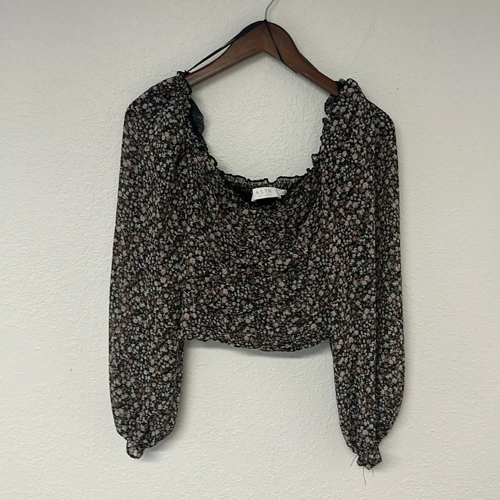 ASTR The Label Floral Ruched Sweetheart Neck Crop Top